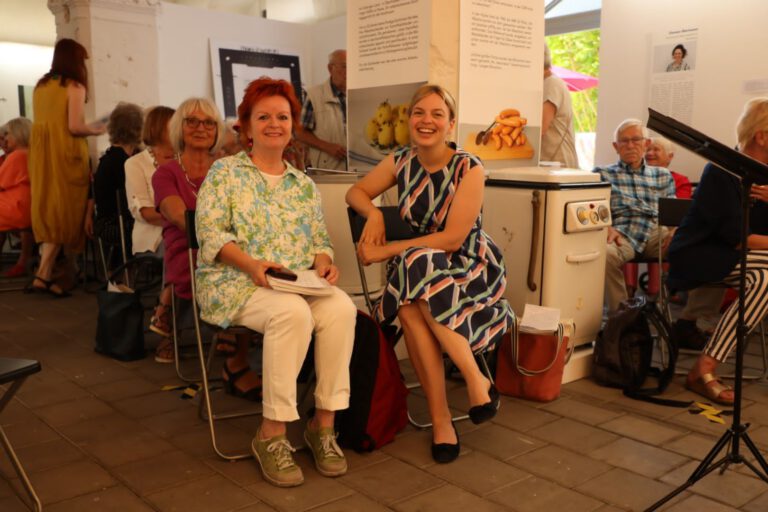 Prominente Unterstützung für das Fürther Frauenmuseum – Katha Schulze im Marstall