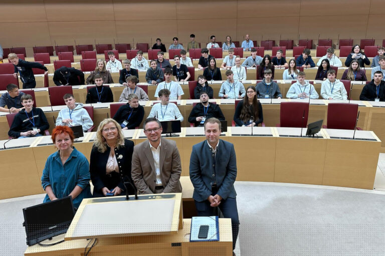 Schüler*innen der Dietrich-Bonhoeffer-Realschule zu Gast im Bayerischen Landtag