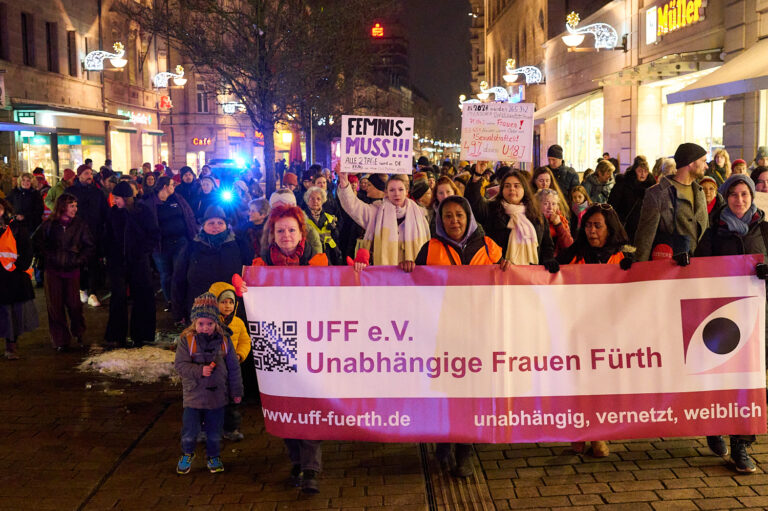 Große Demo in der Fürther Innenstadt: Stoppt Gewalt an Frauen!