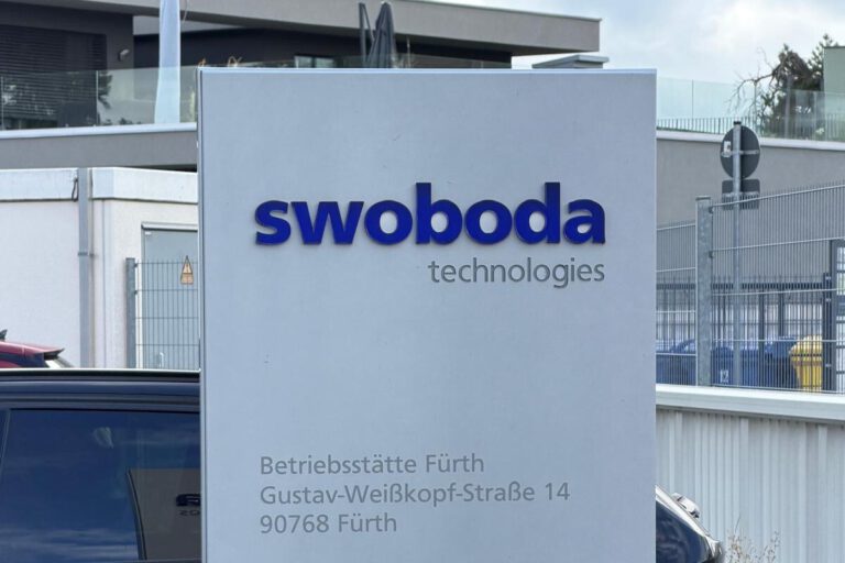 Werkzeug- und Formenbau als Schlüsselkompetenz stärken – Barbara Fuchs besucht Swoboda in Fürth